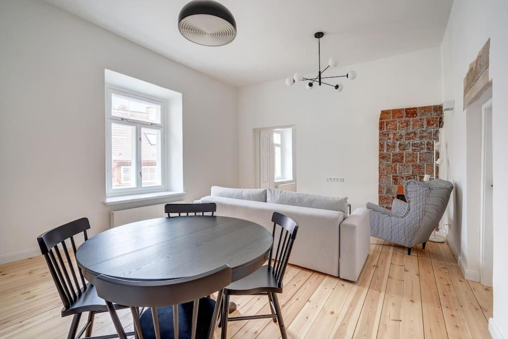 Spacious 2-Bedroom Flat In Old Town By Urban Rent Vilnius Exterior photo